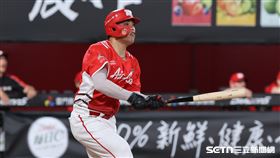 中職37年例行賽，味全龍左外野手陳子豪敲出二壘安打。（圖／記者劉彥池攝影）
