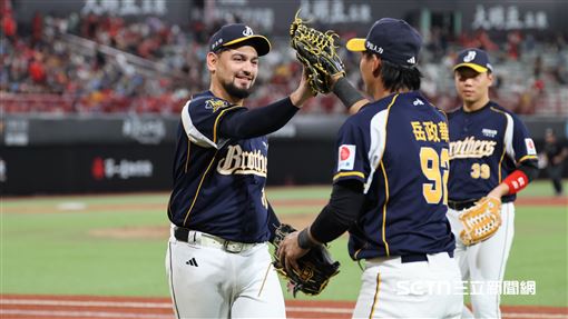 成兄弟首勝洋投　平野解釋勝騎士僅投72球