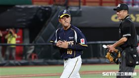 中職37年例行賽，中信兄弟總教練平野惠一上場更換守備陣容。（圖／記者劉彥池攝影）