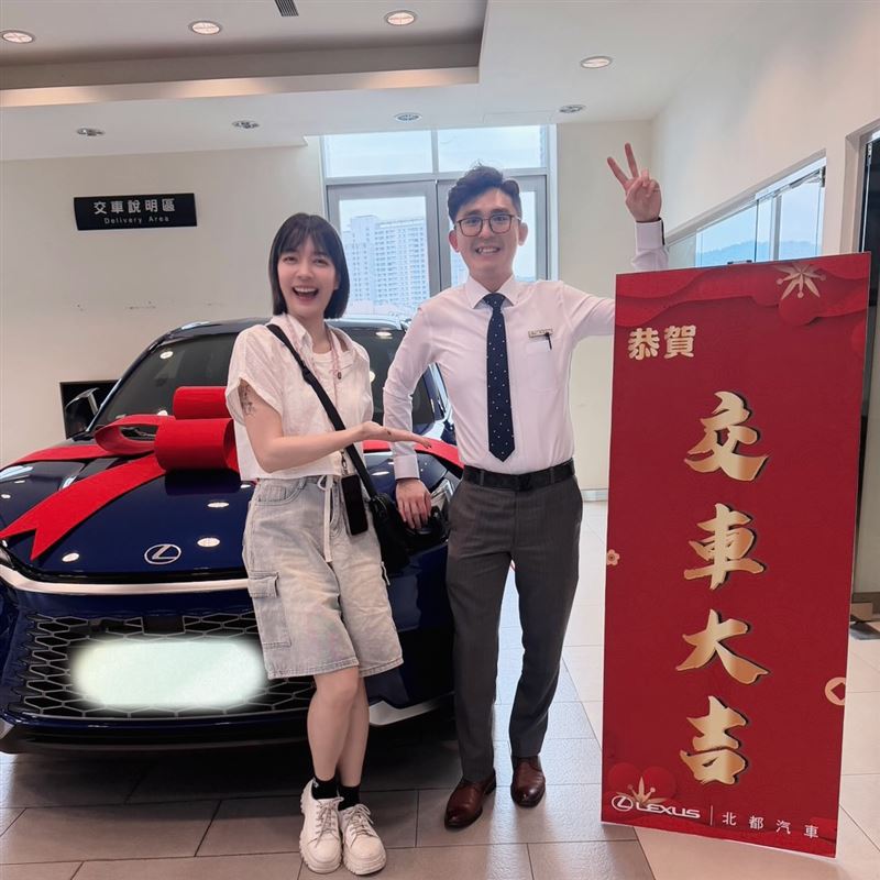 林雨宣曬出與汽車業代的合照，沒想到被認出竟是電影《陣頭》中的「梨子」。（圖／翻攝自林雨宣臉書）