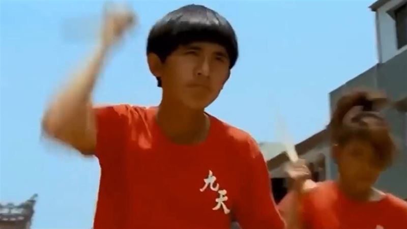 電影《陣頭》中當年16歲的「梨子」青澀且霸氣的打鼓模樣與現在判若兩人。（圖／翻攝自《陣頭》電影畫面）