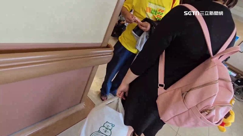 討錢姐遇到好心民眾，當場掏錢