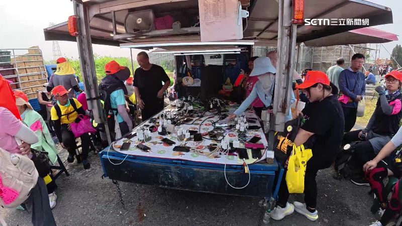 信眾自備發電機，小貨車變成行動手機充電站