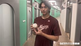 樂天桃猿何品室融與首轟球合照。（圖／記者黃耿誼攝影）