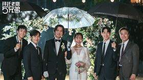 八大電視韓劇《拜託老鷹5兄弟》嚴志媛（圖右三），新婚10天老公意外離世，扛起家業照顧小叔。（圖／八大電視提供）