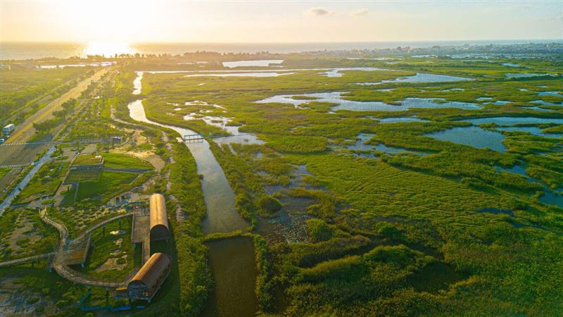 組團拜訪高雄海邊的茄萣、永安等區，可享4500元車資補助。圖為茄萣濕地。（圖／高雄觀光局）