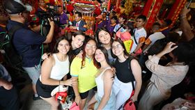 台中大甲媽遶境進香　外國人感受台灣宗教特色台中大甲鎮瀾宮媽祖9天8夜遶境進香之旅17日晚間10時5分正式起駕，不僅吸引大批台灣信徒參與，來自丹麥、巴西的外籍人士也特別前往感受台灣宗教文化魅力。中央社記者趙麗妍攝　115年4月17日