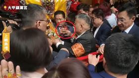 大甲媽起駕前出事了！千里眼神像重摔落地(圖/翻攝自大甲鎮瀾宮直播)