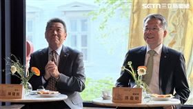 長榮航空總經理孫嘉明（右）與發言人陳耀銘。（圖／記者李育道攝影）
