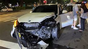 深夜巨響！轎車失控撞進汽修廠　駕駛送醫