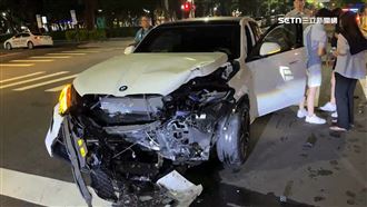 深夜巨響！轎車失控撞進汽修廠　駕駛送醫