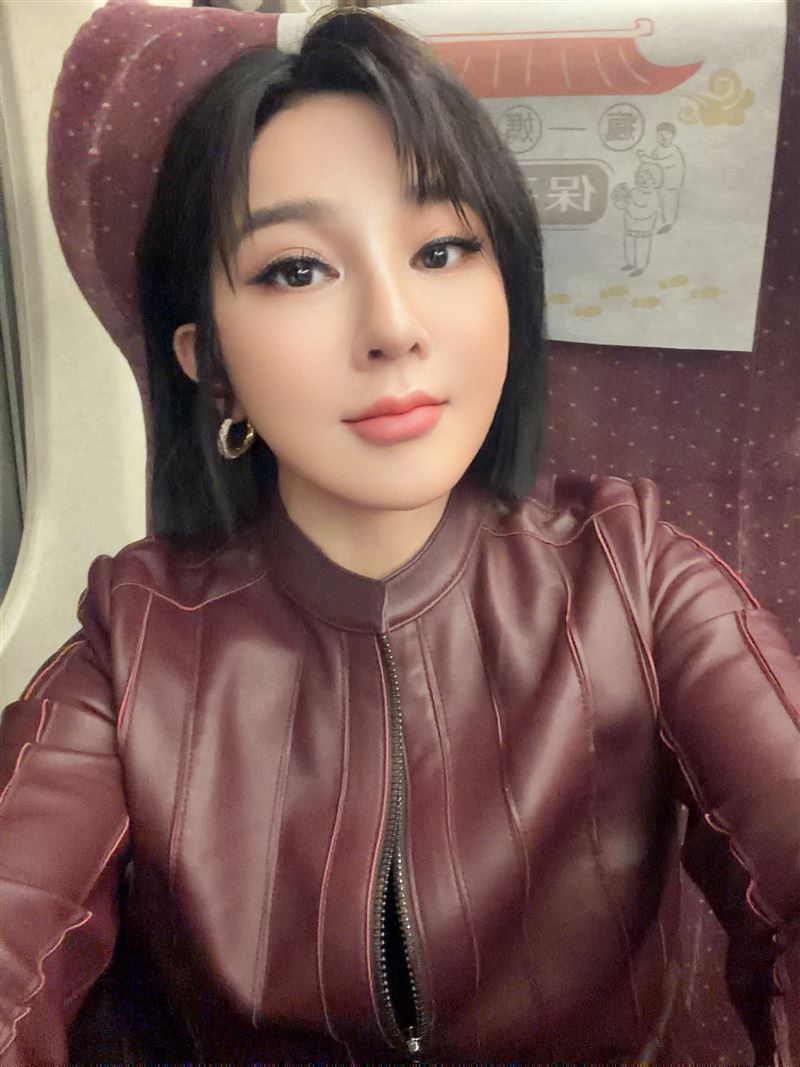 王彩樺被質疑修圖修太大。(圖／翻攝自臉書）