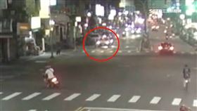 小黃撞自行車「騎士倒地」　運將竟當場駛離！