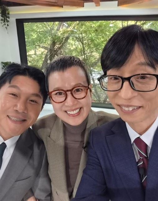 朴美善（中）在2024年11月曾上劉在錫主持的《劉QUIZ ON THE BLOCK》，當時以一頭俐落短髮現身，坦言已完成16次放射線治療，甚至在療程中一度出現肺部異常狀況，身體狀態不佳。（圖／翻攝自朴美善IG）