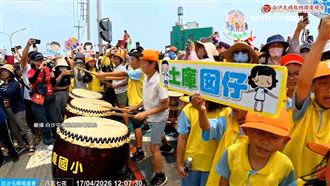 國小生太鼓迎媽祖　欣賞後意猶未盡再回頭