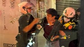 李男拒捕過程。（圖／翻攝自Threads @i.ku_ma.sa）