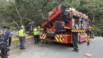 南投砂石車撞破護欄墜谷！駕駛噴出車外亡