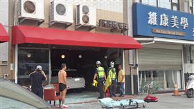 苗栗頭份咖啡店85度C，突然遭白色自小客車衝入，釀47歲賴男傷重不治。（圖／翻攝畫面）