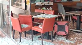 苗栗頭份咖啡店85度C，突然遭白色自小客車衝入，釀47歲賴男傷重不治。（圖／翻攝畫面）