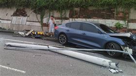 分心釀禍！台中30歲男「低頭撿東西」自撞電桿斷3截　車頭撞開花全毀（圖／翻攝畫面）