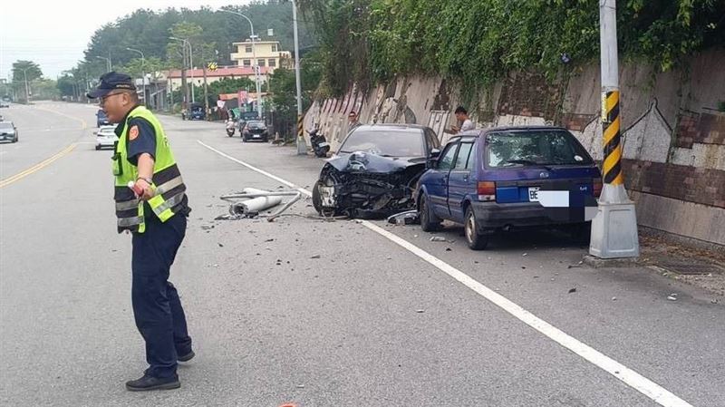 劉男自撞路邊電桿，更波及臨停在路邊的車輛。（圖／翻攝畫面）
