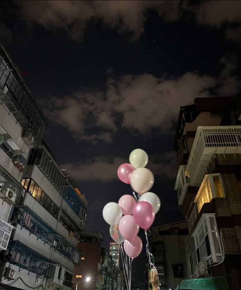 和田彩花伴侶的家人慶祝她們婚姻放飛的粉紅氣球（圖／翻攝自IG @ayaka.wada.official帳號）