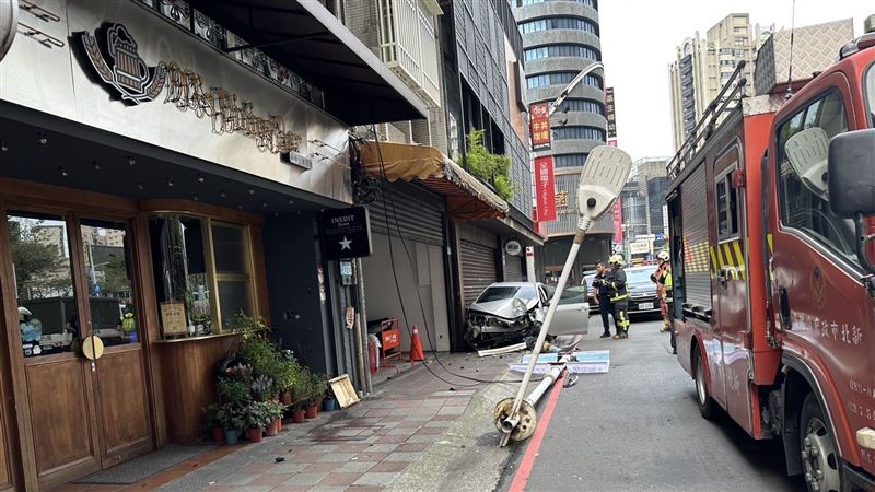 電燈桿被撞倒的情形。（圖／翻攝畫面）