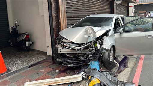 新／新北市府旁汽車自撞燈桿　駕駛逃無蹤