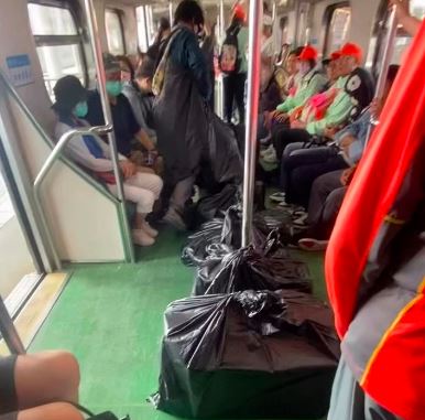 一名女子竟然帶著8大袋黑色塑膠袋行李搭台鐵區間車，導致列車延誤14分鐘。（圖／翻攝自爆料公社）