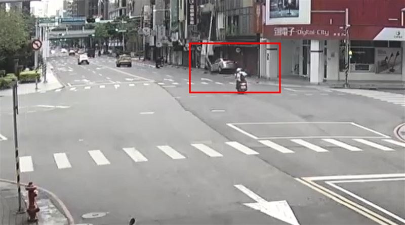 汽車撞擊電燈桿瞬間。（圖／翻攝畫面）