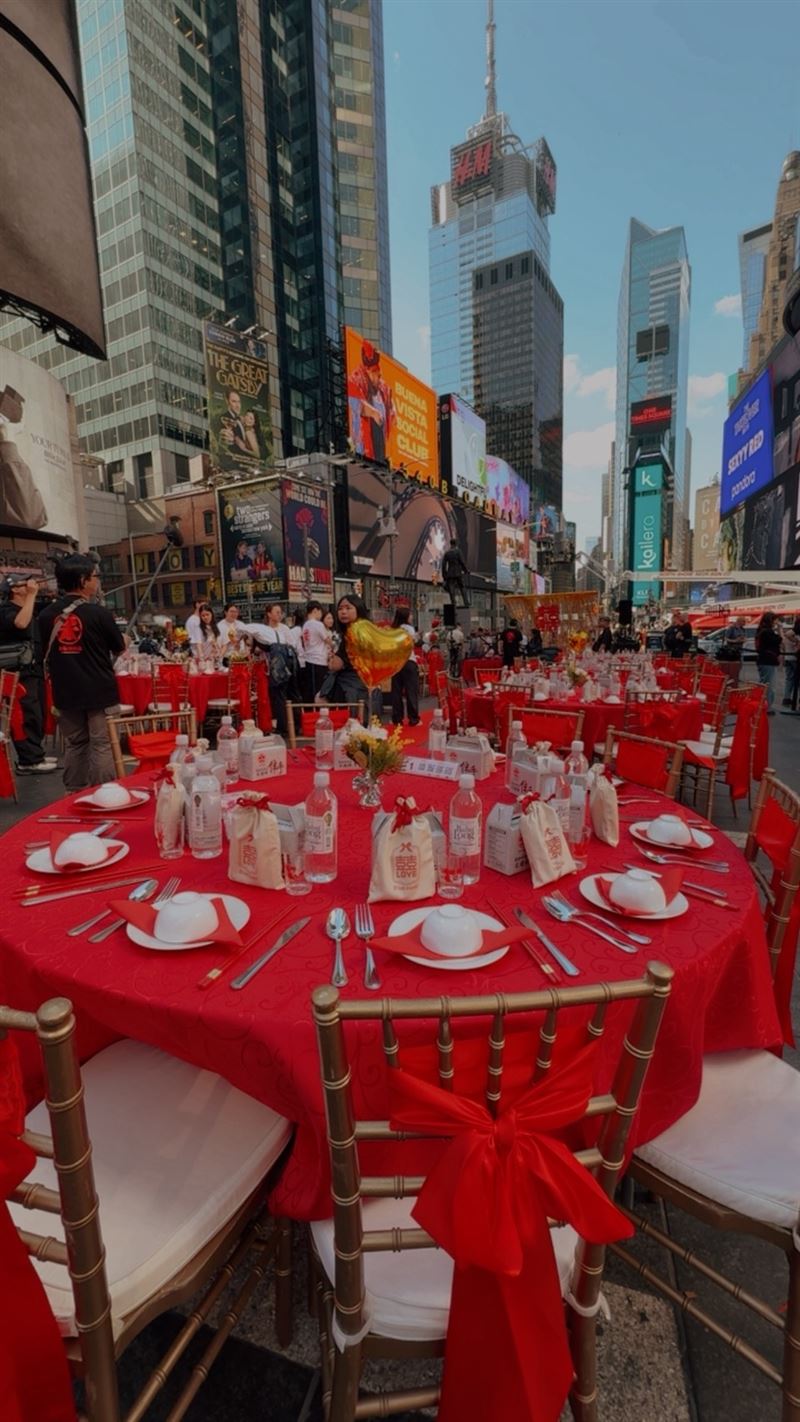 《請世界吃桌》節目在紐約時代廣場辦桌畫面曝光。（圖／三立提供）