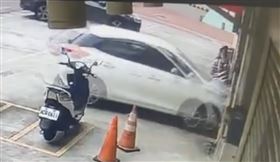 暴衝,苗栗,71歲嬤,右轉,85度C,吃早餐,死亡,車禍,頭份,監視器（圖／翻攝畫面）