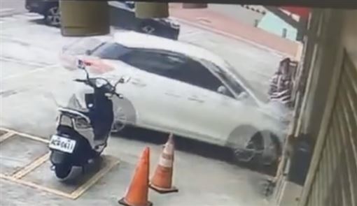 暴衝瞬間曝！苗栗嬤「詭異右轉」撞85度C