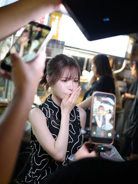 桃乃木香奈在南機場夜市吃美食（圖／翻攝自桃乃木かな 臉書）