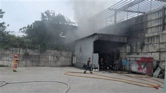 新／汐止倉庫突竄火煙　消防到場急救援