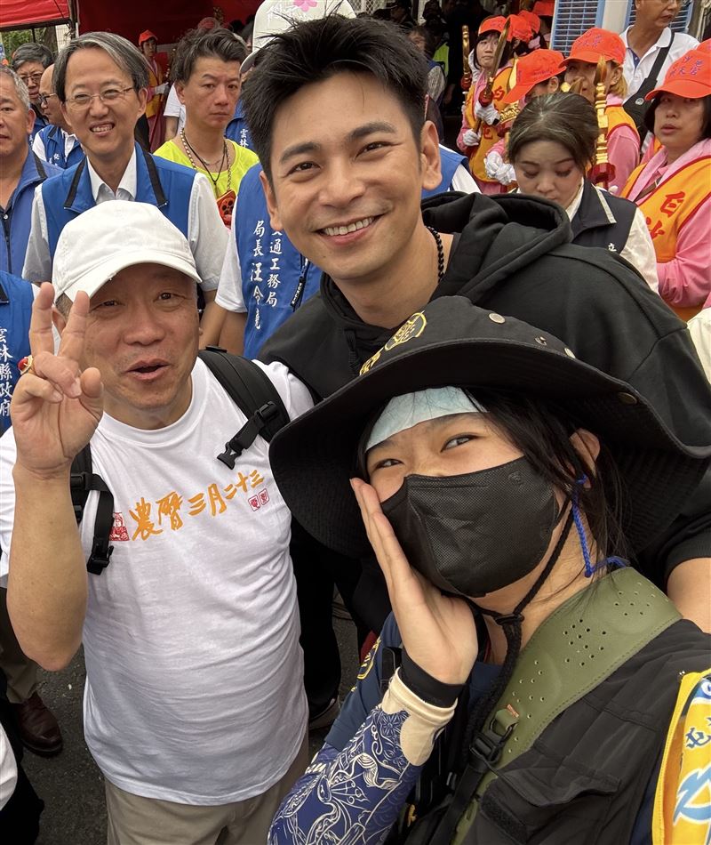 導演王重正（左起）、楊子儀挺進白沙屯《農曆三月二十三》電影收錄實景震撼人心。（圖／北投映像電影提供）