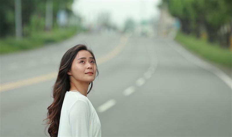 方琦闖白沙屯百萬人海，鏡頭來回重拍40多次才順利完成。（圖／北投映像電影提供）