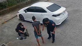 男超商偷食物　被發現由偷變搶遭逮黃姓男子到超商竊取洋芋片、冰棒、炸雞等食物，未結帳就走出店外，店長發現追出，黃男為逃脫而與店長、熱心民眾扭打，南投縣警察局草屯分局員警趕到逮捕黃男（圖），犯行由偷變搶，依準強盜罪嫌法辦。（民眾提供）中央社記者蕭博陽南投縣傳真  115年4月18日