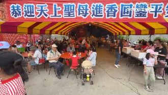 排除萬難追粉紅超跑　花60萬製祈福龜隨行