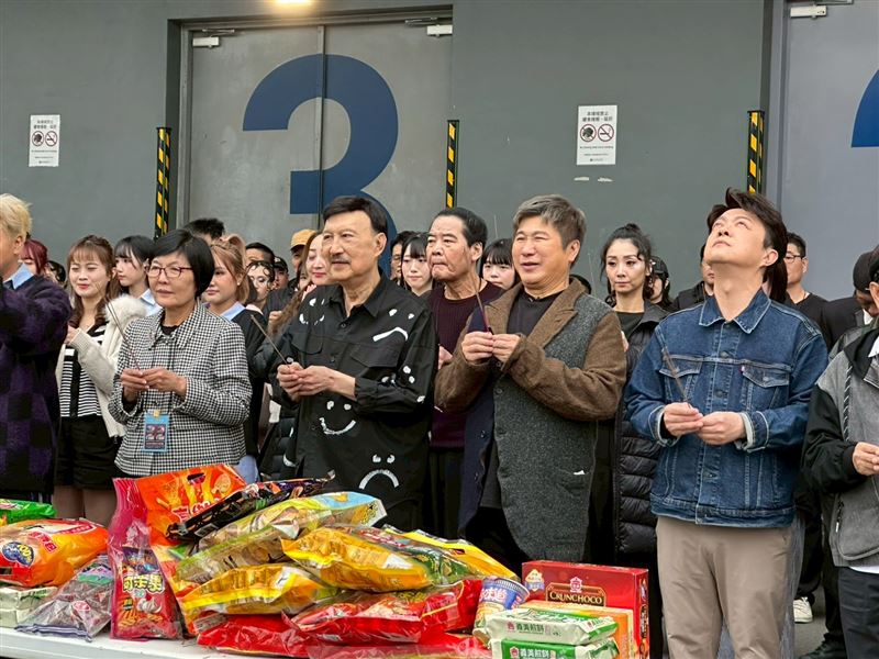 余天跟胡瓜一起拜拜祈福。（圖／《下面一位》提供）