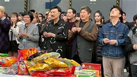 余天跟胡瓜一起拜拜祈福。（圖／《下面一位》提供）