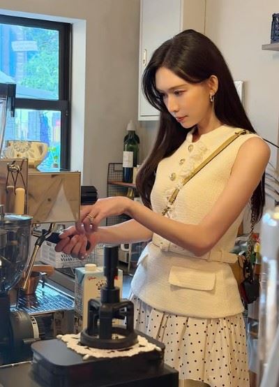 林志玲神情專注，仔細觀察咖啡萃取流速，動作流暢俐落，展現超乎一般體驗者的穩定度與細膩度，也讓現場氛圍宛如一間臨時開張的「志玲咖啡館」。（圖／翻攝自林志玲IG）