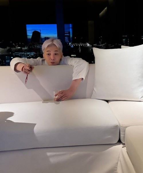 GD更是韓國首位獲得「無上限額度黑卡」資格的藝人。（圖／翻攝自8lO8lO8lOWME IG）