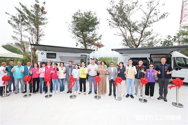 為提升南投醫療韌性，東華醫院於今日正式展示兩部「千萬等級」偏鄉醫療巡迴車，並盛大舉辦剪綵啟用儀式。南投縣長許淑華、立委游顥等多位貴賓親臨見證，象徵行動醫療服務邁入新里程。這兩部改裝自頂級露營車的行動醫院，未來將穿梭於蜿蜒山路，將高階醫學器材與AI遠距會診技術直接帶進鄉親家門口。（圖／院方授權提供）