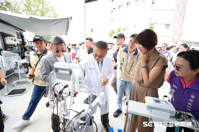 東華醫院今天展示兩部偏鄉醫療巡迴車，車上設有AI智能監測與雲端影像同步，前者能將患者的生命徵象會即時傳回醫院戰情中心，讓後端醫護團隊隨時掌握並透過視訊會診各專科醫師。此外，超音波影像、心電圖和內視鏡影像，皆能即時的傳回醫院，讓醫師進行診斷與治療建議，且透過手機就能看到各項數據。（圖／院方授權提供）