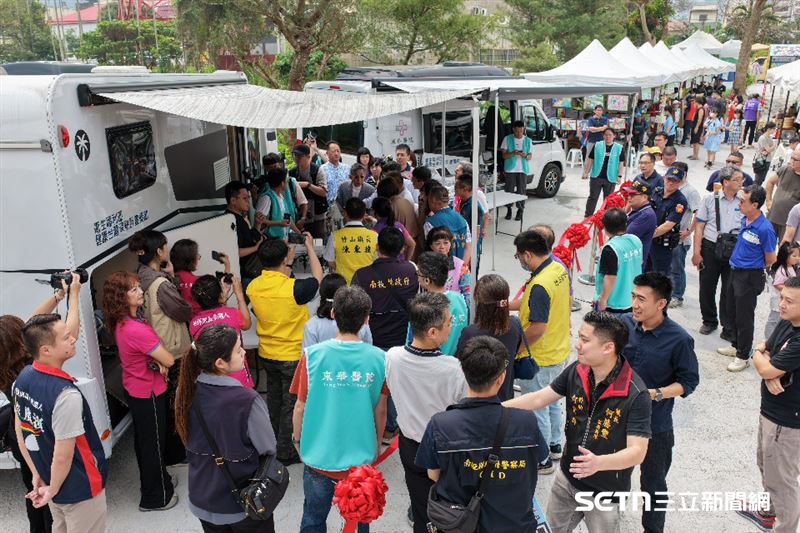照片上的兩台醫療巡迴車，其實是由兩部豪華頂級露營車改造而成的，價值「千萬等級」。車內裝載12導程心電圖機、生理監視器、手持式超音波、移動式X光、AED、急救設備、視覺功能檢查儀和視覺功能檢查儀等。現場許多民眾對偏鄉醫療巡迴車感到興趣，紛紛前往了解。（圖／院方授權提供）