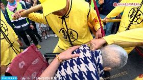 文 輪椅嬤祈福1200