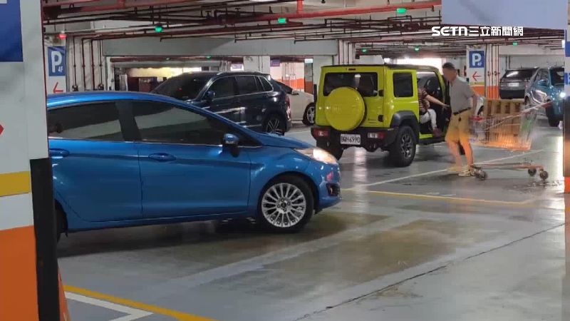 近日高雄一家家樂福，發生停車場關人事件