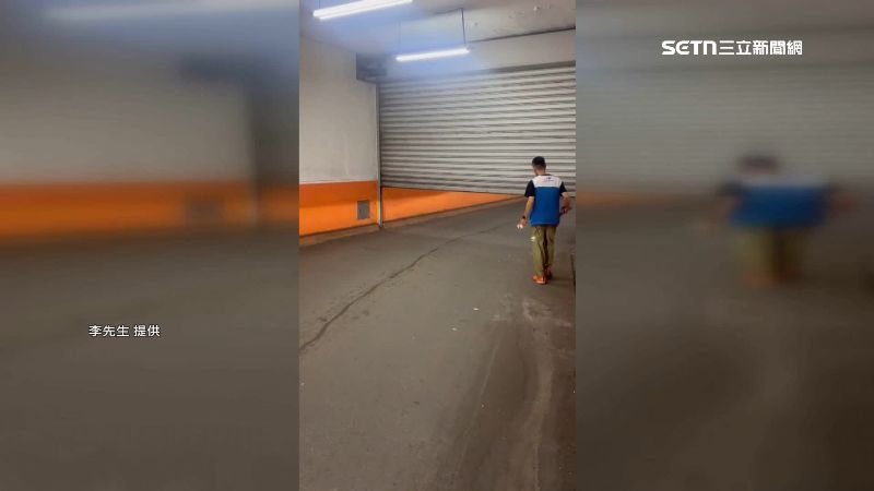 過了數分鐘後，員工才來解圍