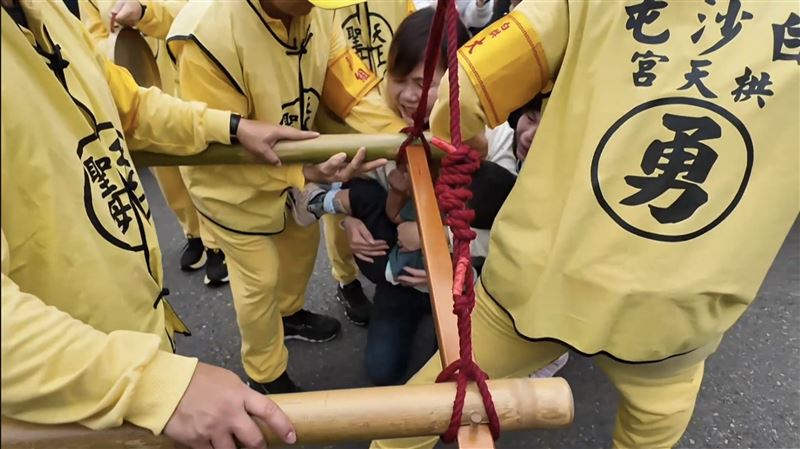 男童姑姑在鑾轎前不停掉眼淚，乞求媽祖賜福男童。（圖／翻攝畫面）